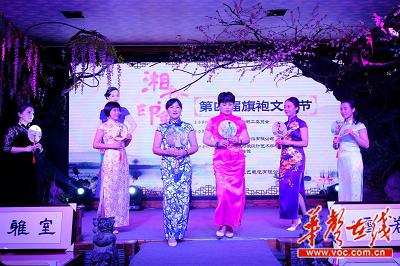 杨柳会所艺格俱乐部成员表演的团扇舞《凉凉》