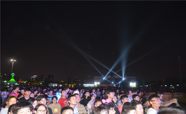 2014首届绿地海外滩长沙草莓音乐节活动现场观众热情水涨船高