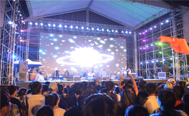 2014首届绿地海外滩长沙草莓音乐节活动现场表演HIGH翻全场