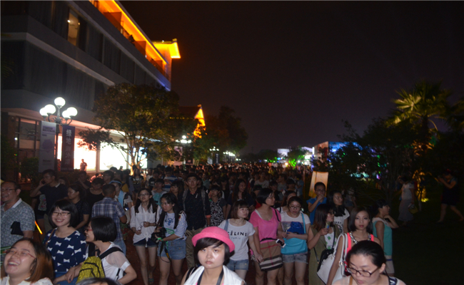 2014首届绿地海外滩长沙草莓音乐节活动观众不舍离场