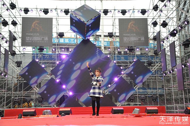好声音实力学员吴木蓝在望云国际广场试营业明星演唱会活动现场演唱