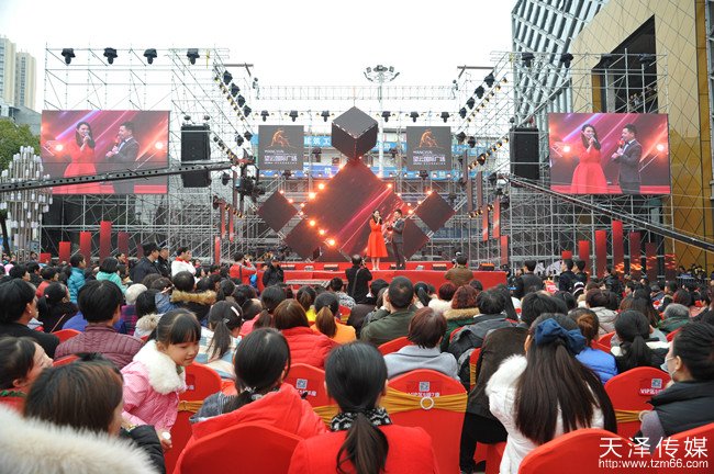 望云国际广场试营业明星演唱会活动人气爆棚，大约４万人参加活动