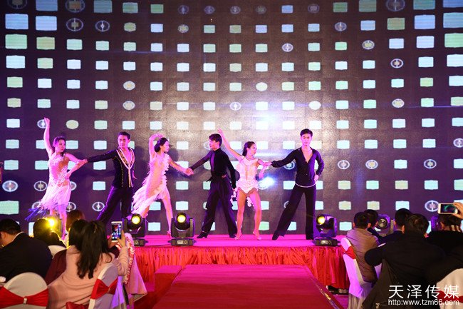 天泽传媒邀请到全国拉丁舞表演冠军舞团、湖南卫视专业爵士舞团为金手掌来宾带来一场视听盛宴