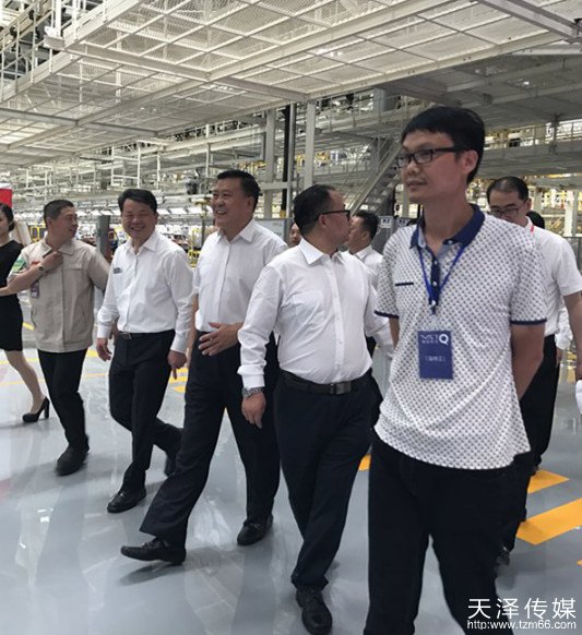 天泽传媒创始人徐才华与各领导共同参观二工厂